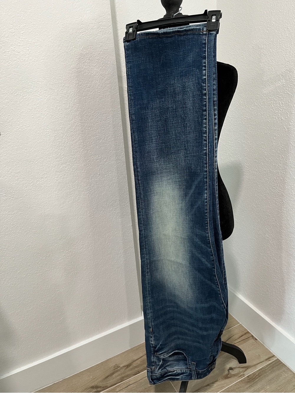 American Eagle Outfitters Men's Straight Jeans in Dark Blue Wash
